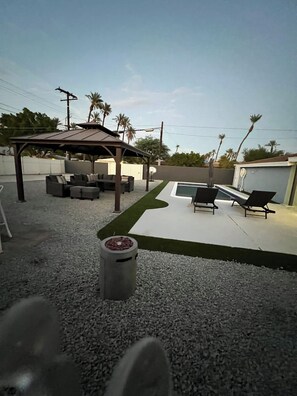 Terrace/patio - Cheerful 3 bedroom ,heated pool, 10 minutes form festival grounds (Indio)