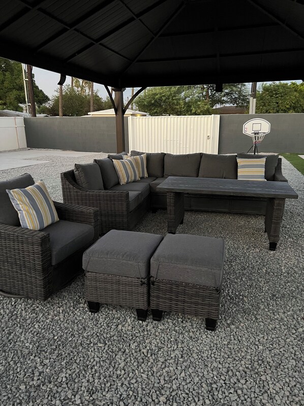 Property grounds - Cheerful 3 bedroom ,heated pool, 10 minutes form festival grounds (Indio)