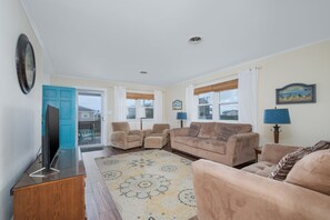 TV, table football, books - 4770- I'm Free 4-bed 2-bath semi-oceanfront home, private pool, hot tub, short walk to beach (Kitty Hawk)
