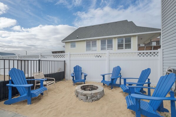 Terrace/patio - 4770- I'm Free 4-bed 2-bath semi-oceanfront home, private pool, hot tub, short walk to beach (Kitty Hawk)