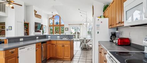 ثلاجة، ميكروويف، فرن، موقد طهي مسطح