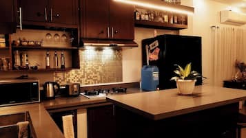 Refrigerador, microondas, horno y parrilla de estufa