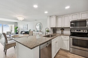 Geladeira, micro-ondas, fogão, cooktop