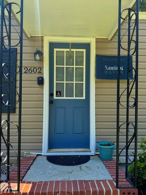 Exterior detail - Charming 2-bedroom cottage with WiFi and AC in enchanting Beaufort (Beaufort)