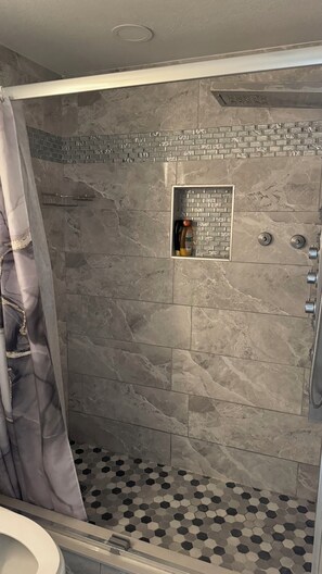 Douche, sèche-cheveux, serviettes fournies, savon
