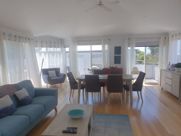 TV connectée, lecteur de DVD, livres, vidéothèque