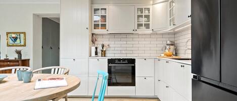 Køleskab, kogeplade, opvaskemaskine, kaffe-/temaskine