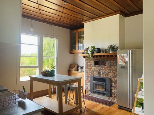 Beautiful Havelock North Country Cottage on Organic Orchard. Pet friendly.