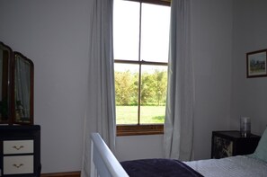 3 bedrooms, desk, iron/ironing board, WiFi - Beautiful Havelock North Country Cottage on Organic Orchard. Pet friendly. (Havelock North)