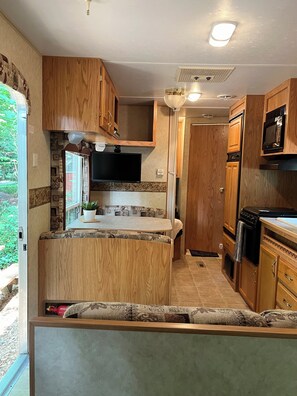 Kühlschrank, Mikrowelle, Ofen, Herdplatte