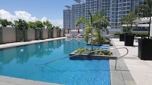 8 outdoor pools