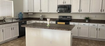 Spacious 6-bedroom ,4 bath house in awesome Casa Grande with WiFi, AC !