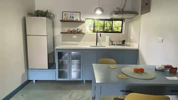 Refrigerador, microondas, parrilla de estufa y cafetera y tetera