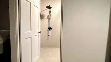 Een douche, een haardroger, handdoeken, zeep