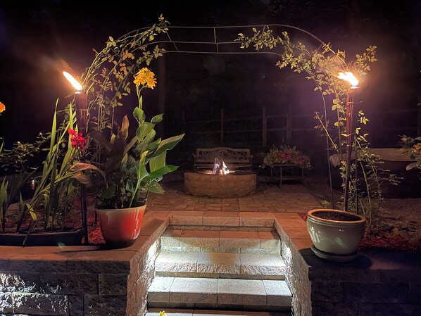 Property grounds - Luxury Poconos retreat with hot tub, sauna, fire pit & patio (East Stroudsburg)