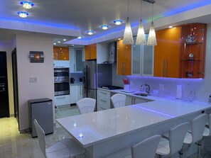 Microwave, oven, stovetop, dishwasher - Luxury Poconos retreat with hot tub, sauna, fire pit & patio (East Stroudsburg)