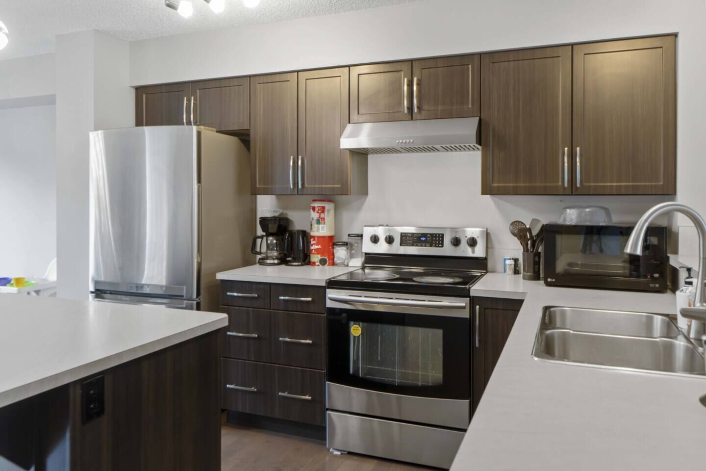 ثلاجة، ميكروويف، فرن، موقد طهي مسطح