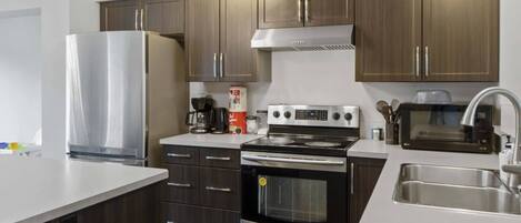 Réfrigérateur, four à micro-ondes, un four, surface de cuisson