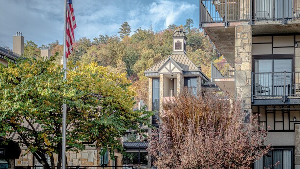 Ein Gebäude mit einer Stein-Fassade, einem Balkon mit Geländer und einer Fahnenstange mit der US-amerikanischen Flagge.