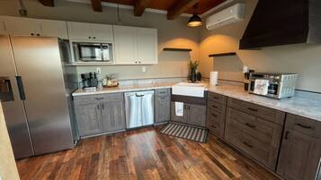 Geladeira, micro-ondas, cooktop, lava-louças