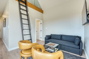 Family Cabin, Kitchen, Mountain View | Living room