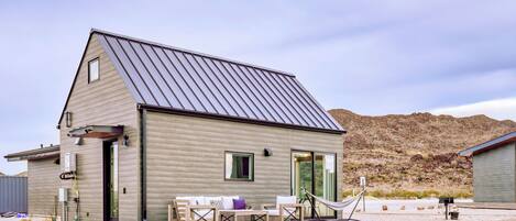 Perhemökki, keittiö, vuoristonäköala | 2 makuuhuonetta, untuvapeitot, yksilöllisesti sisustettu