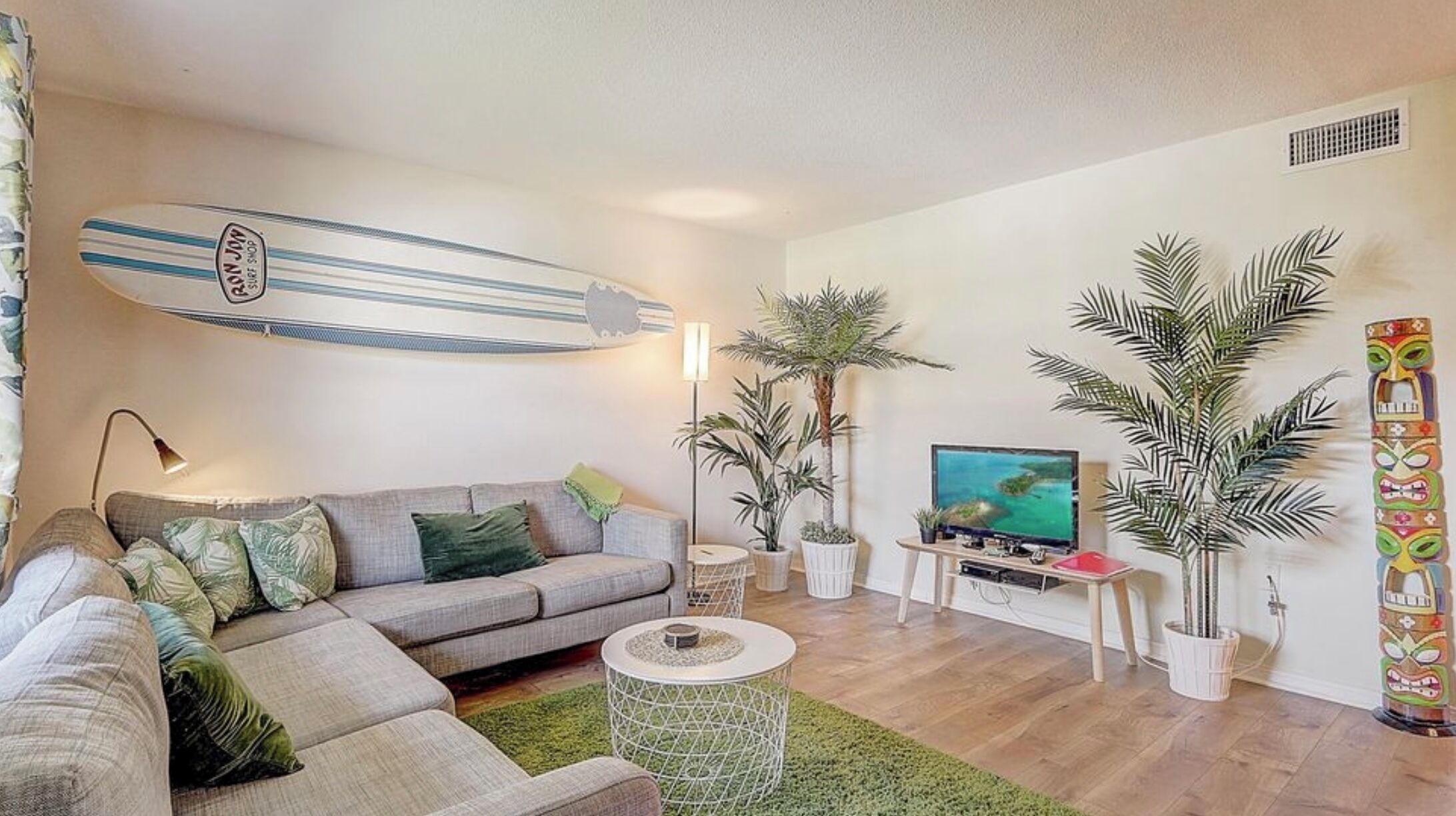 Cozy 2-bedroom apartment in beautiful Cocoa Beach with WiFi, AC