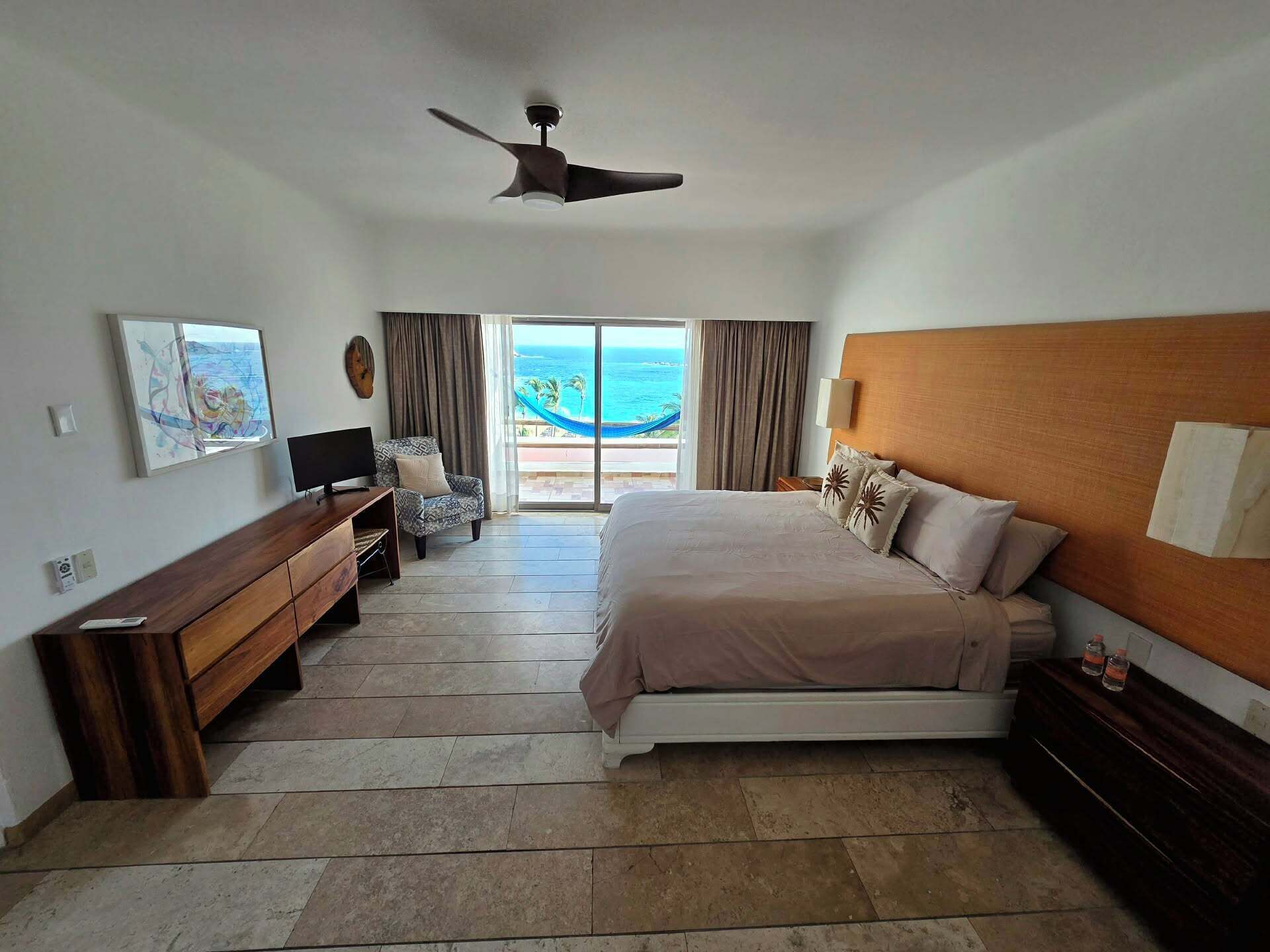 1 多间卧室、客房内保险箱、办公桌、熨斗/熨衣板