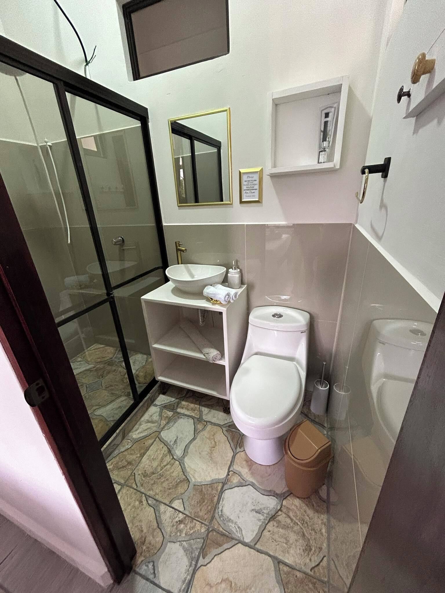 Classic Double Room, City View | Bathroom | Towels, soap, shampoo, toilet paper
