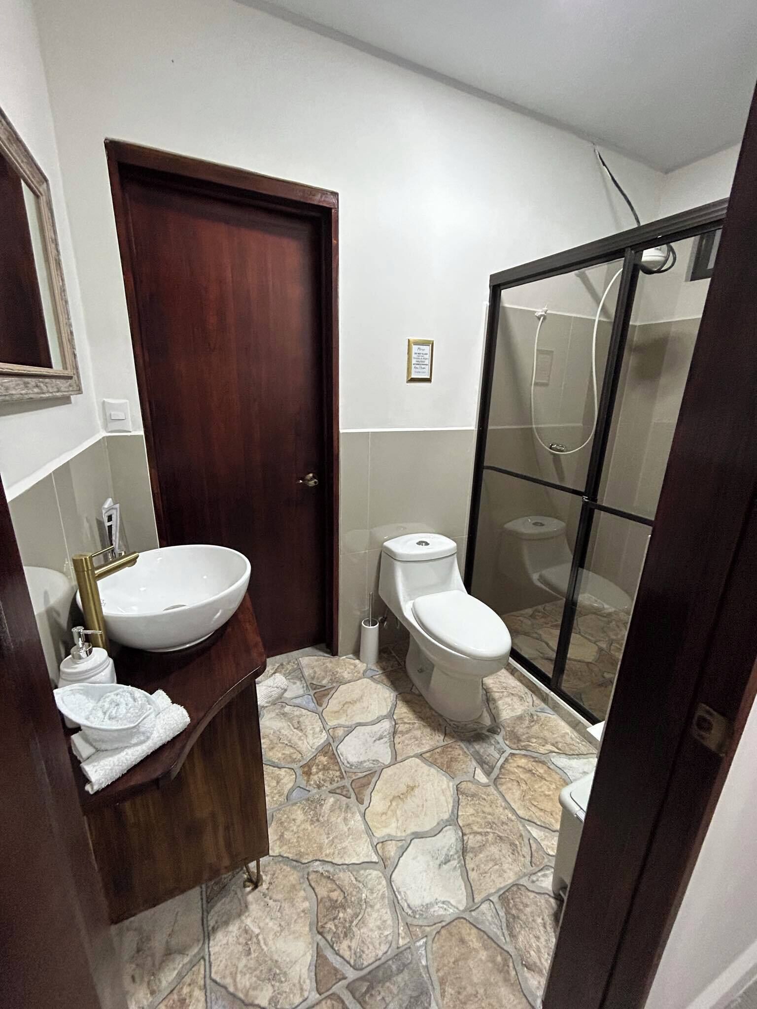 Chambre Quadruple Classique, côté cour intérieure | Salle de bain