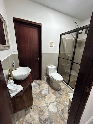 Habitación cuádruple clásica, en la zona del patio | Baño | Toallas, jabón, champú y papel higiénico