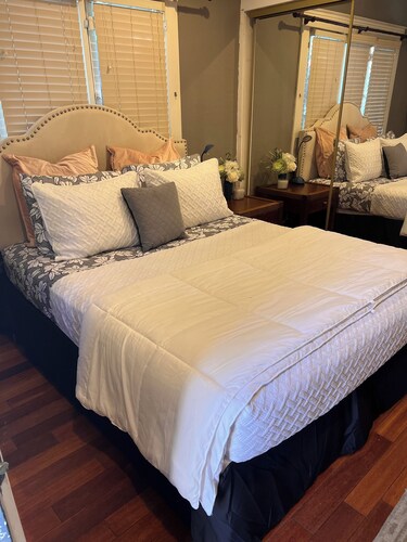Cozy one of a kind 1910 bungalow -Wifi private . All close to RCC and UCR>RCH
