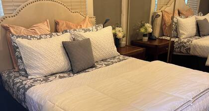 Cozy one of a kind 1910 bungalow -Wifi private . All close to RCC and UCR>RCH