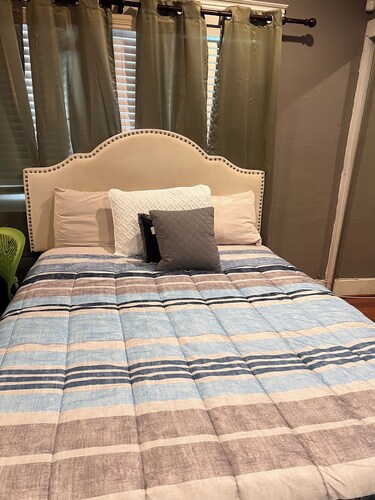 Cozy one of a kind 1910 bungalow -Wifi private . All close to RCC and UCR>