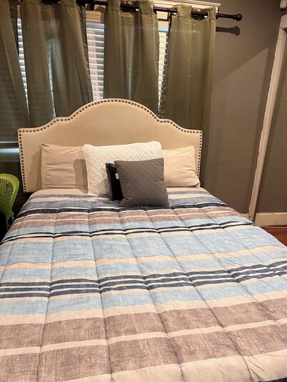 Cozy one of a kind 1910 bungalow -Wifi private . All close to RCC and UCR>