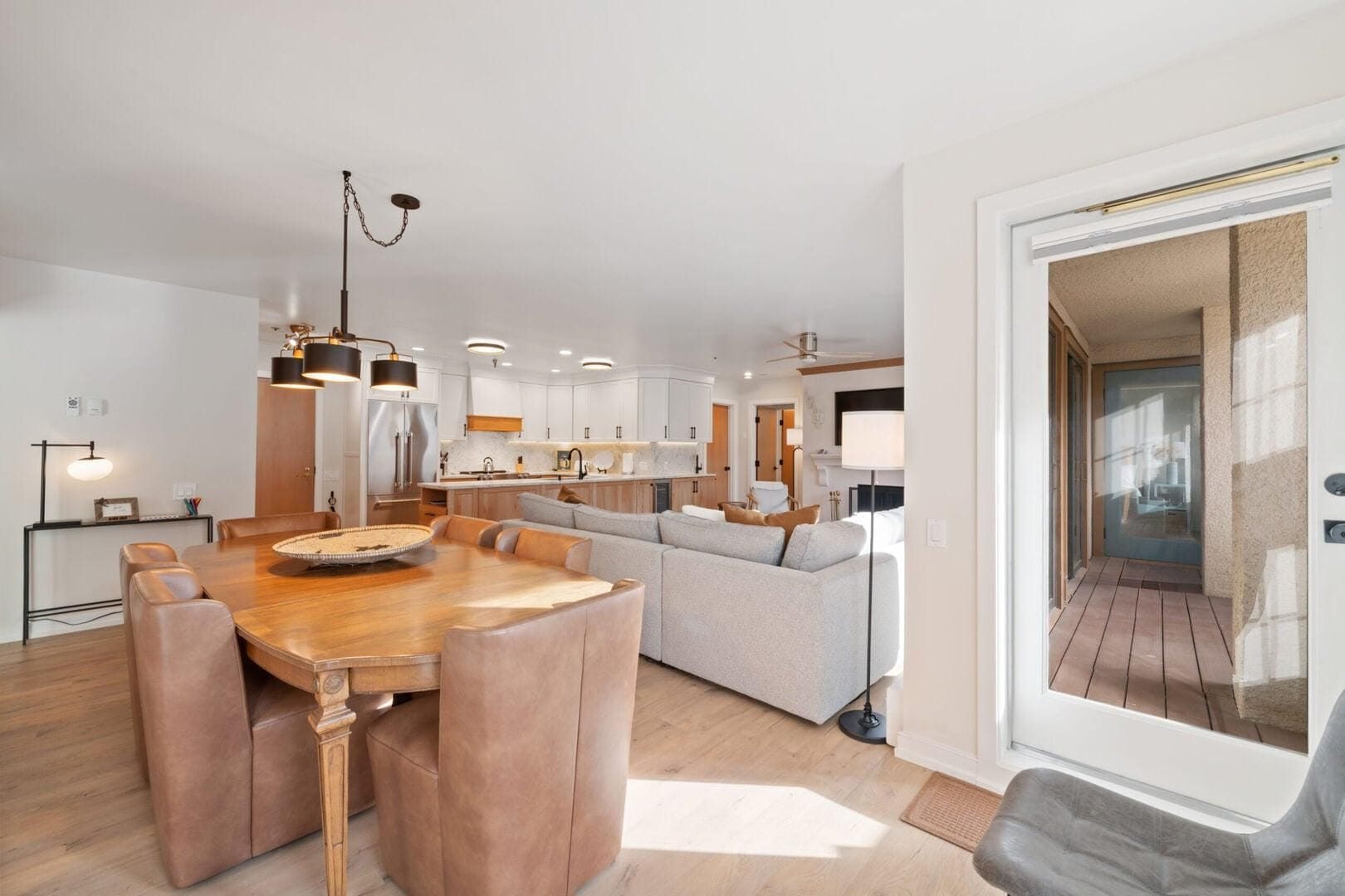 Una cocina moderna con comedor, un sofá y vista al salón.