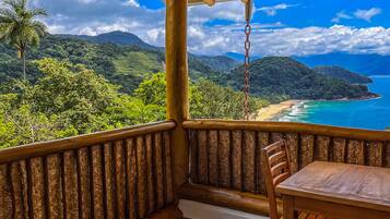 Estúdio superior, varanda coberta, vista para o mar | Opções para refeição ao ar livre