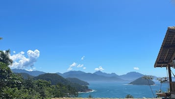 Chalé família, varanda coberta, vista para o mar | Área da propriedade