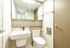 Dusche, Haartrockner, Handtücher