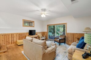 Televisio, takka, pöytäjalkapallopöytä