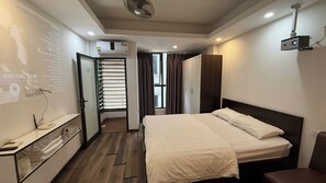 Apartamento luxo, cozinha americana, vista para a cidade | Escrivaninha, quartos à prova de som, Wi-Fi de cortesia