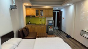 Apartamento luxo, cozinha americana, vista para a cidade | Cozinha privada | Frigobar, chaleira elétrica, produtos de limpeza, toalhas de papel