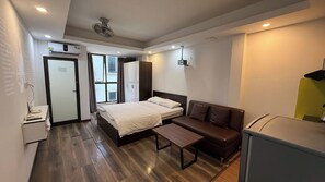 Deluxe-Apartment, Kochnische, Stadtblick | Schreibtisch, schallisolierte Zimmer, kostenloses WLAN