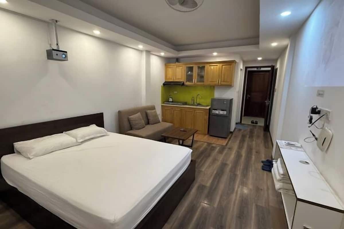 Skrivebord, lydisolert og wi-fi (inkludert)