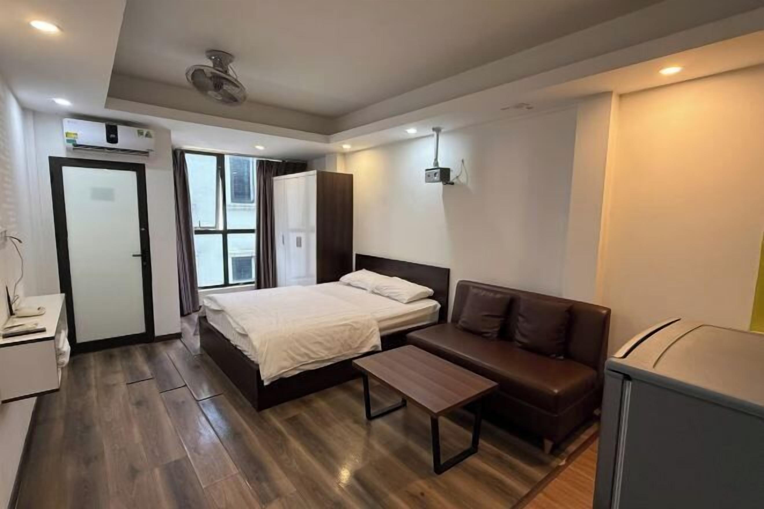 Skrivebord, lydisolert og wi-fi (inkludert)