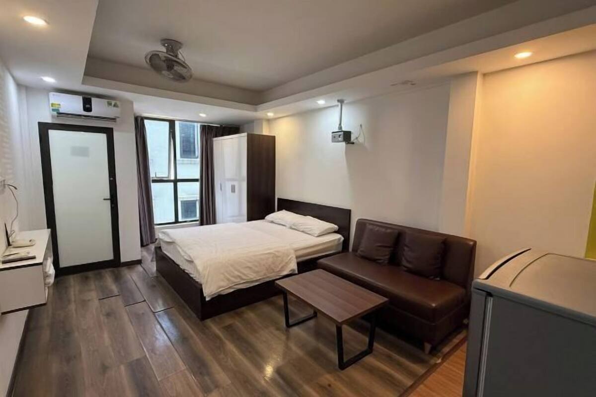 Skrivebord, lydisolert og wi-fi (inkludert)