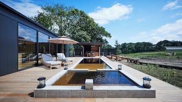 Superior Villa | Bathroom | Bathtub, hair dryer, slippers, towels