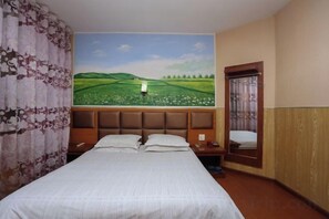 Un dormitorio con una cama grande, cabecera, mesita de noche y un cuadro de un paisaje.