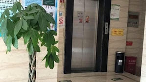 Ein Aufzug, der mit einem Schild die Etage 4 kennzeichnet.