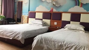 Ein Zimmer mit zwei Betten, Holzboden, Wandgemälde mit Wolken und Regenbogen sowie einem Vorhangfenster.